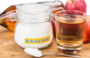 Tẩy bồn cầu ố vàng bằng giấm và baking soda