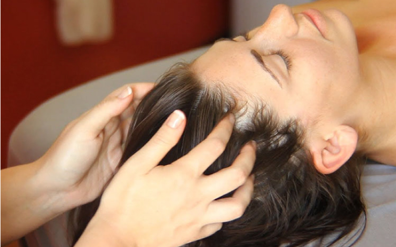 Massage da đầu để kích thích lưu thông máu