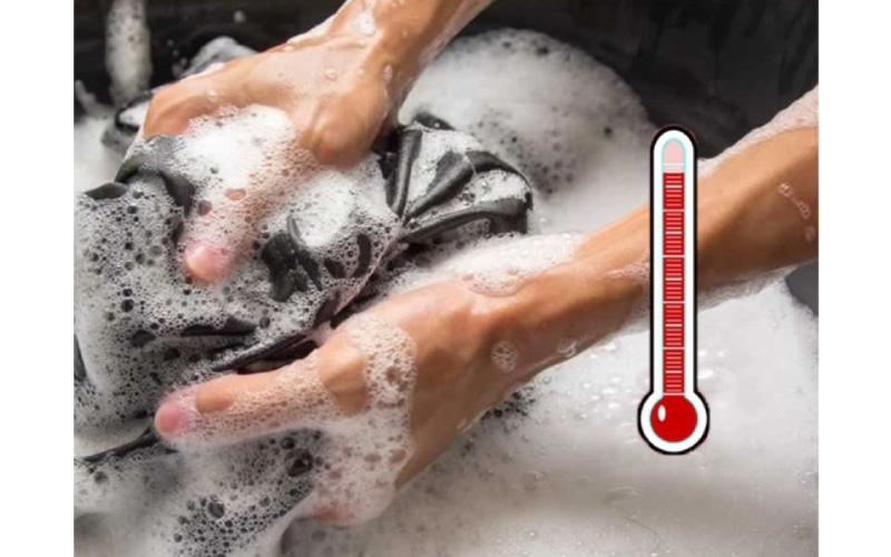 Sai lầm 8: Giặt quần áo bé bằng nước nóng quá mức