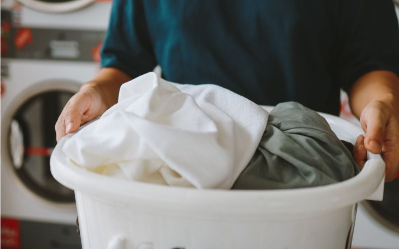 Giặt ngay sau khi thay đồ, đừng để vi khuẩn sinh sôi