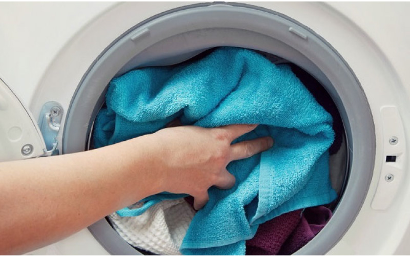 Cho quá nhiều quần áo vào máy