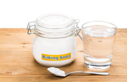 Làm sạch bằng banking soda và nước ấm