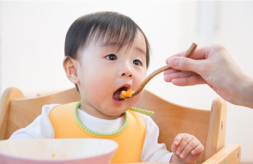 Vì sao nước lau bàn ăn thiên nhiên quan trọng với bé ăn dặm