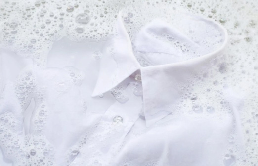 ✅ Mẹo 2: Không ngâm đồ trắng quá lâu