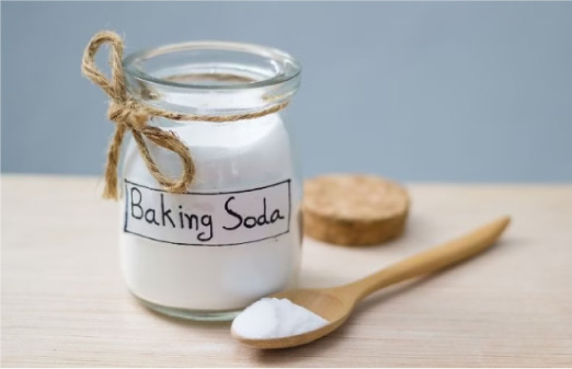 2. Baking soda – “vũ khí” tẩy dầu mỡ thiên nhiên bám lâu ngày