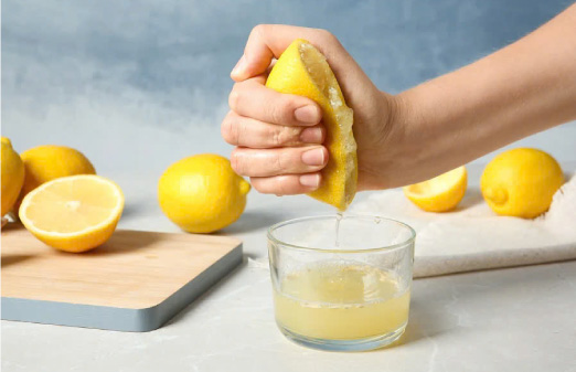 1. Tẩy dầu mỡ thiên nhiên bằng chanh tươi và nước ấm