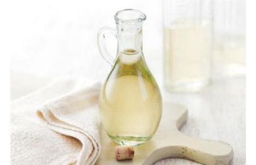 3. Giấm trắng – giải pháp tẩy dầu mỡ thiên nhiên đa năng